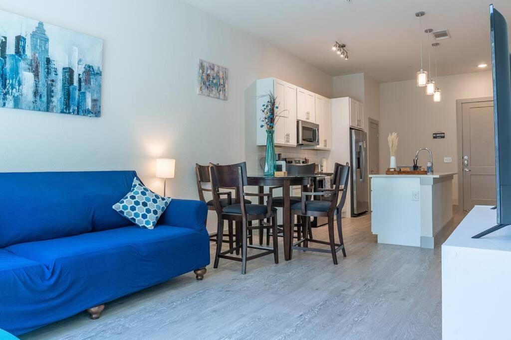 Beautiful Riverwalk Apt With Full Amenities, King Bed & Free Parking San Antonio Esterno foto