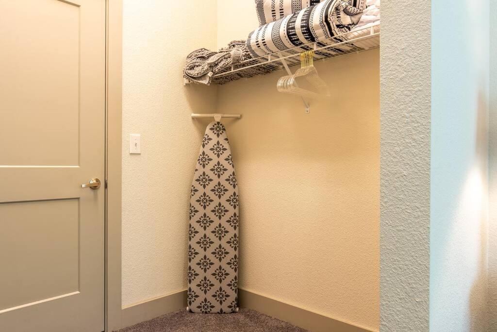 Beautiful Riverwalk Apt With Full Amenities, King Bed & Free Parking San Antonio Esterno foto