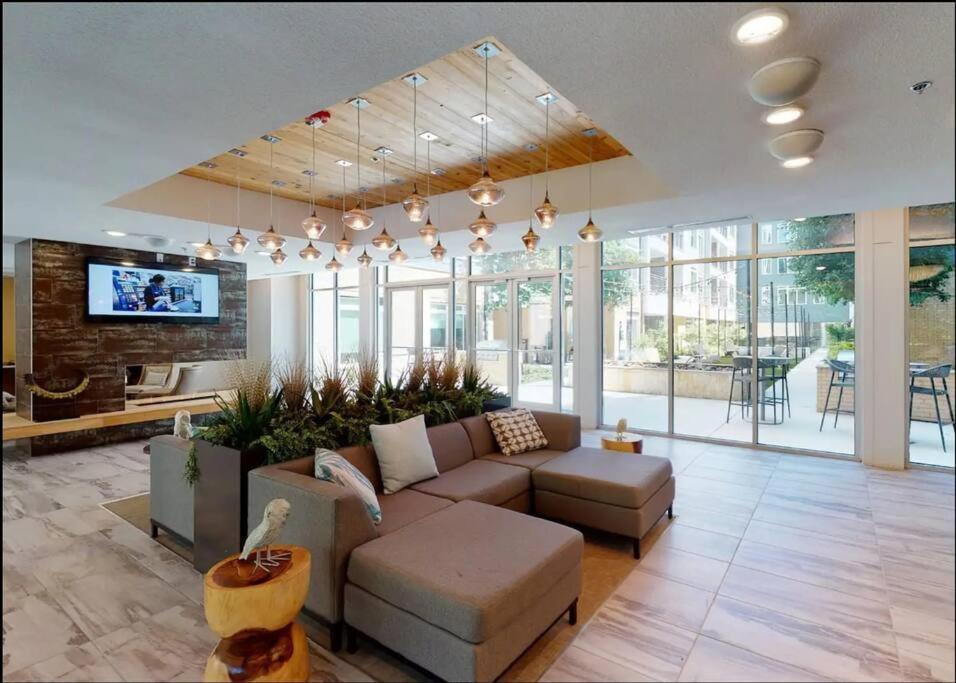 Beautiful Riverwalk Apt With Full Amenities, King Bed & Free Parking San Antonio Esterno foto