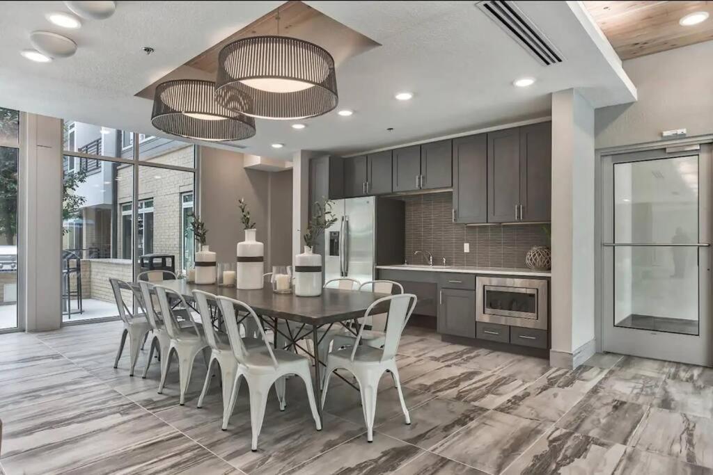 Beautiful Riverwalk Apt With Full Amenities, King Bed & Free Parking San Antonio Esterno foto