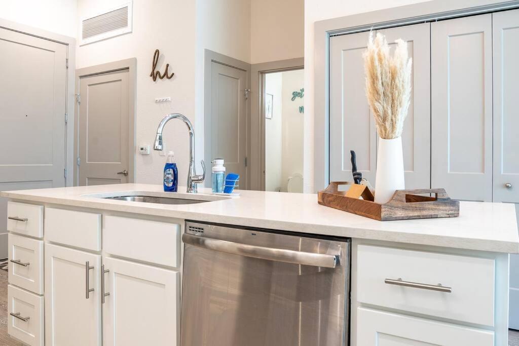 Beautiful Riverwalk Apt With Full Amenities, King Bed & Free Parking San Antonio Esterno foto