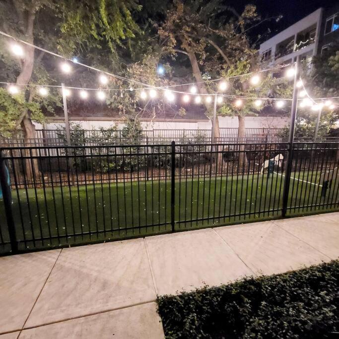 Beautiful Riverwalk Apt With Full Amenities, King Bed & Free Parking San Antonio Esterno foto
