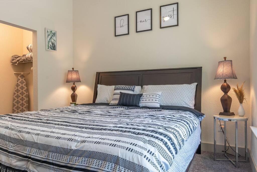 Beautiful Riverwalk Apt With Full Amenities, King Bed & Free Parking San Antonio Esterno foto