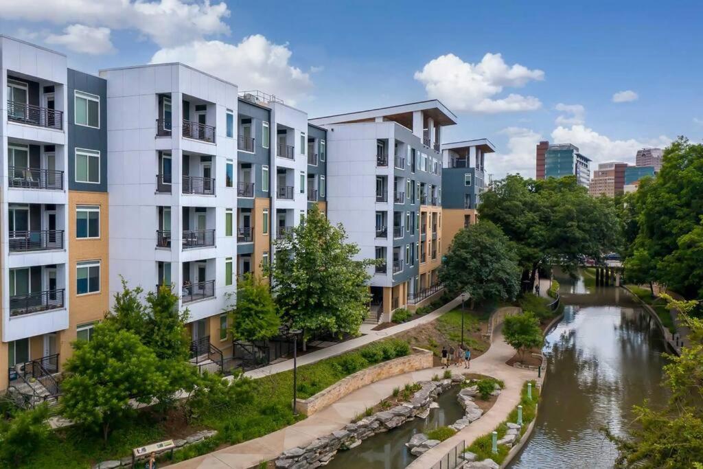Beautiful Riverwalk Apt With Full Amenities, King Bed & Free Parking San Antonio Esterno foto