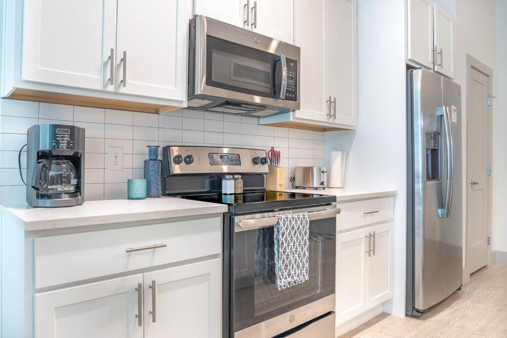 Beautiful Riverwalk Apt With Full Amenities, King Bed & Free Parking San Antonio Esterno foto