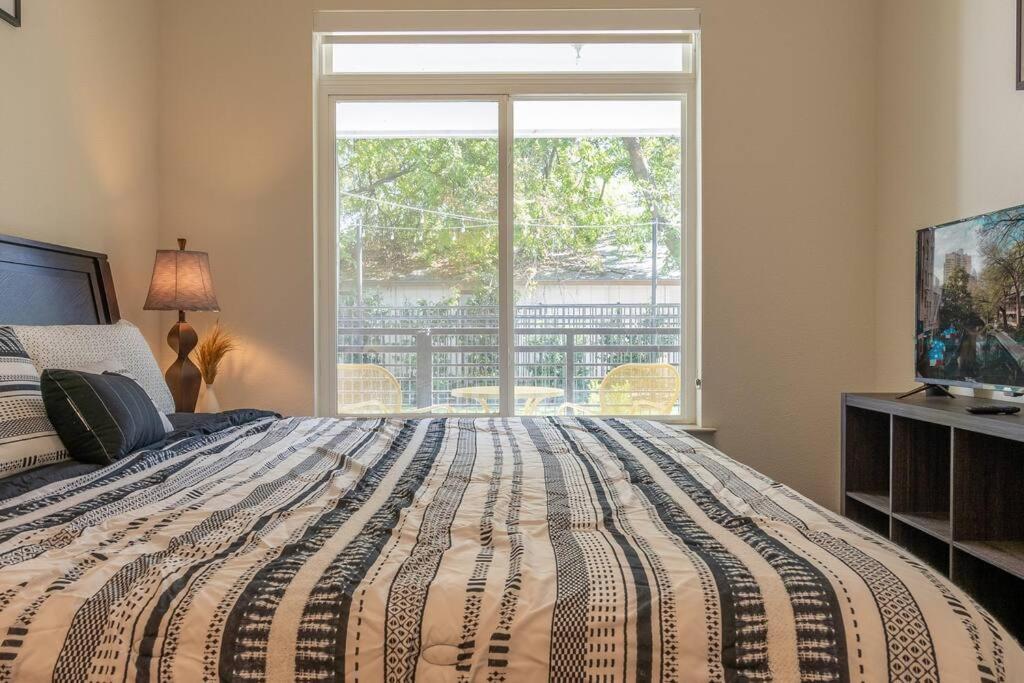 Beautiful Riverwalk Apt With Full Amenities, King Bed & Free Parking San Antonio Esterno foto
