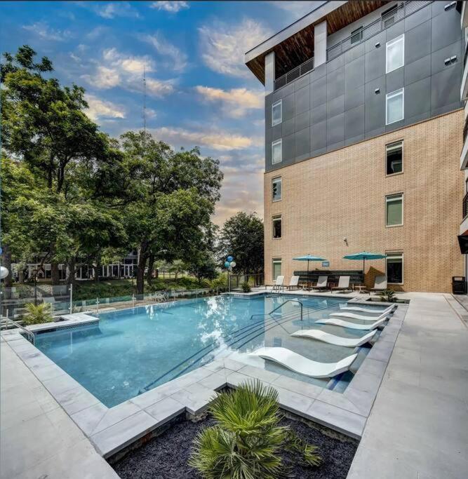 Beautiful Riverwalk Apt With Full Amenities, King Bed & Free Parking San Antonio Esterno foto
