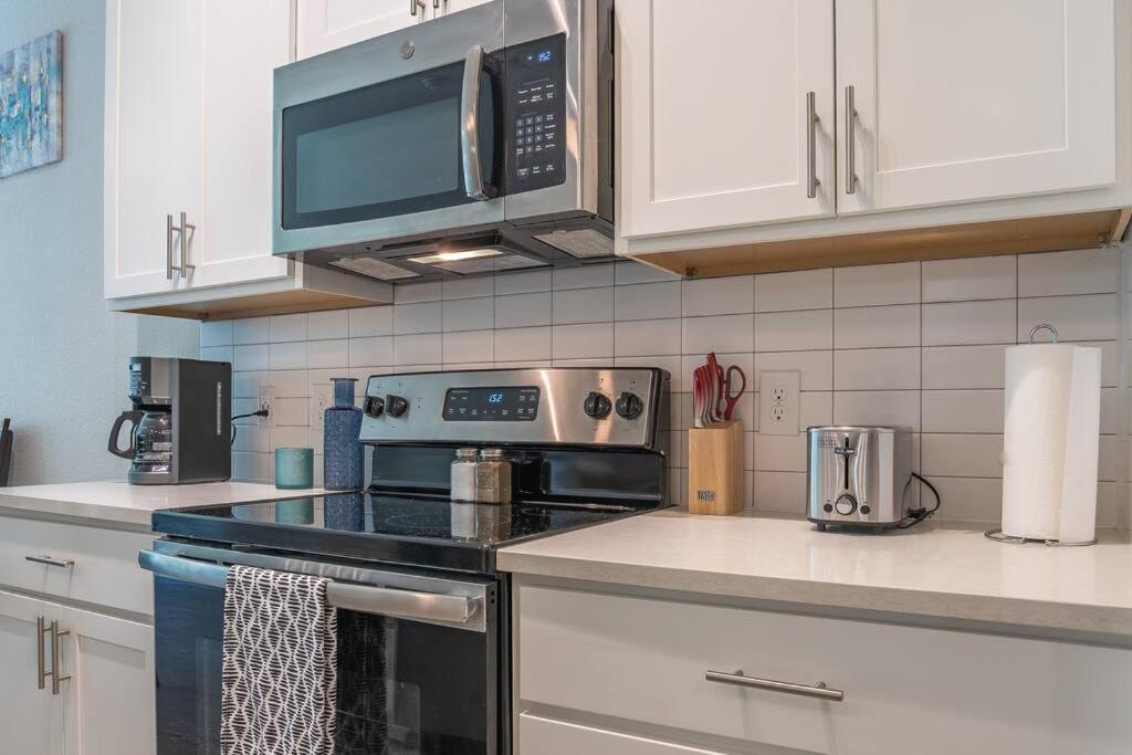 Beautiful Riverwalk Apt With Full Amenities, King Bed & Free Parking San Antonio Esterno foto