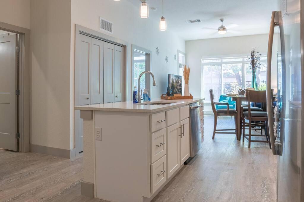 Beautiful Riverwalk Apt With Full Amenities, King Bed & Free Parking San Antonio Esterno foto