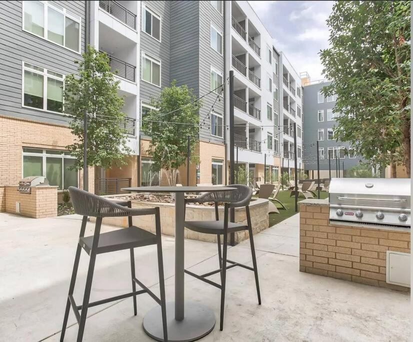 Beautiful Riverwalk Apt With Full Amenities, King Bed & Free Parking San Antonio Esterno foto